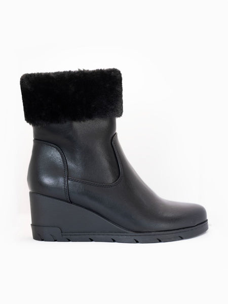 Linda faux best sale fur wedge boot