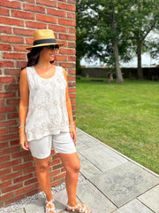 Stone Embroidered Daisy Pattern Vest Stella
