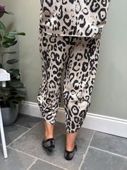 Stone Leopard Set Cara