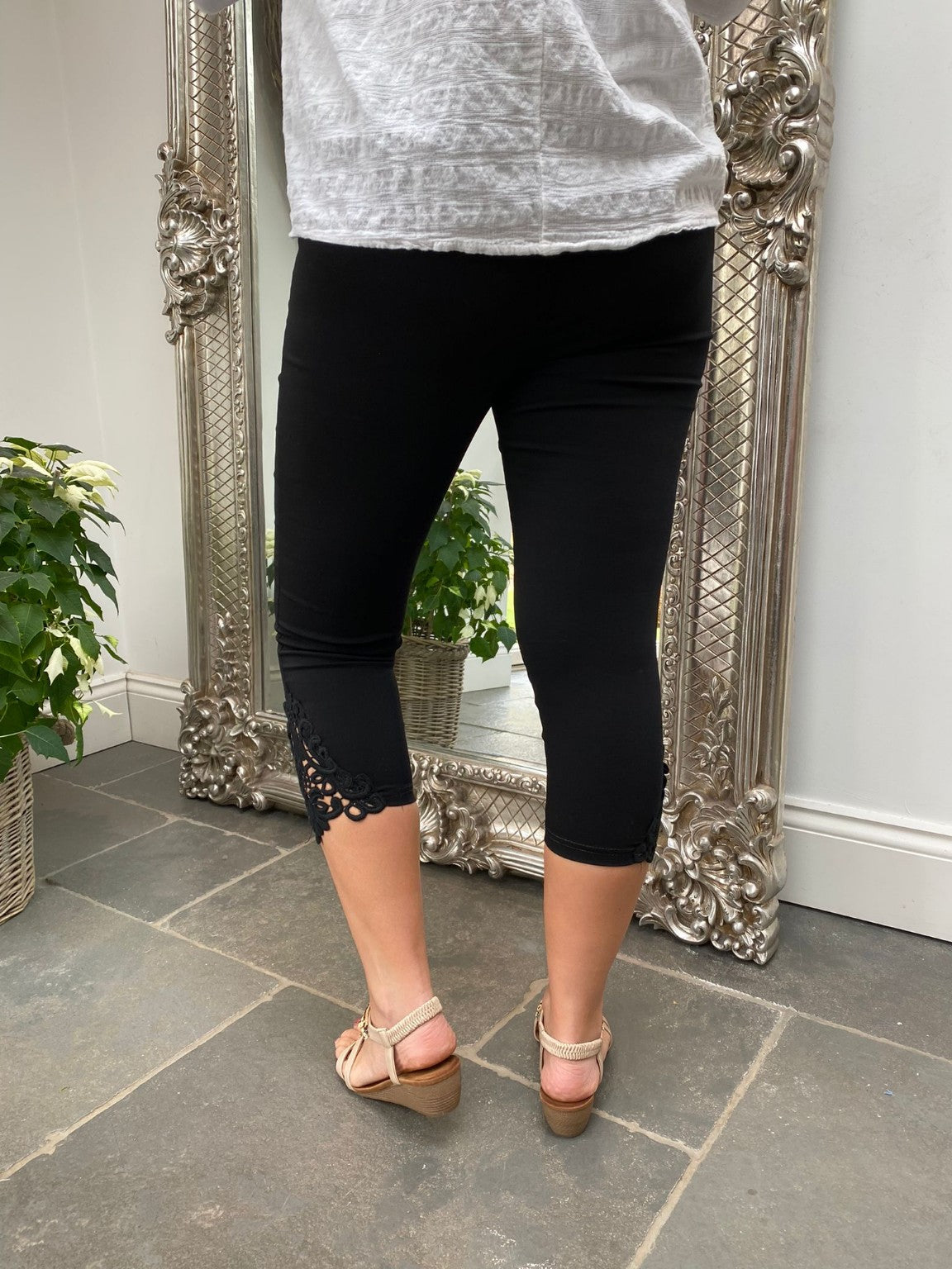 OLD Lace Capri Pants Tillett s